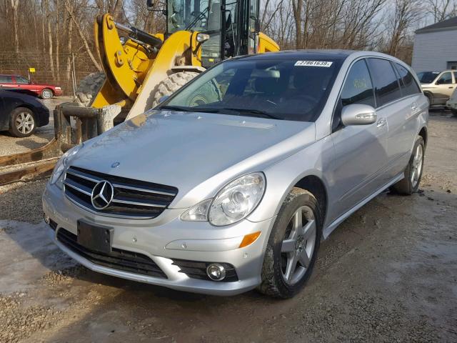 4JGCB6FE7AA111150 - 2010 MERCEDES-BENZ R 350 4MAT SILVER photo 2