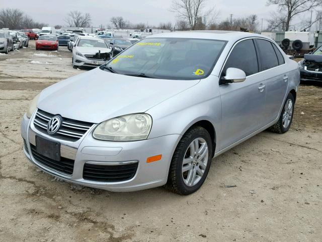 3VWSG71K65M616042 - 2005 VOLKSWAGEN NEW JETTA SILVER photo 2