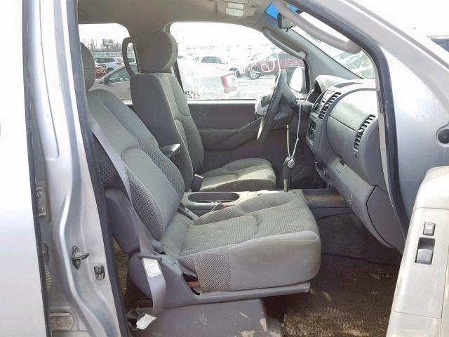 1N6AD07W25C400793 - 2005 NISSAN FRONTIER C SILVER photo 5