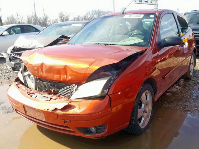 3FAFP31N25R111972 - 2005 FORD FOCUS ZX3 ORANGE photo 2