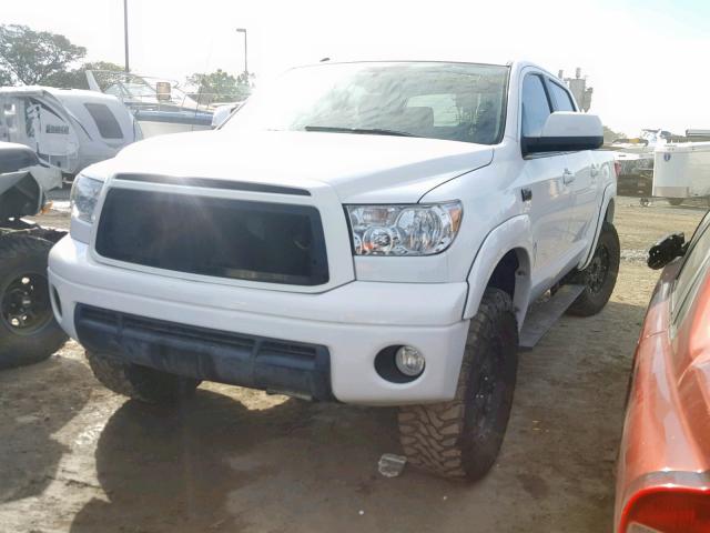 5TFDY5F12AX153642 - 2010 TOYOTA TUNDRA CRE WHITE photo 2