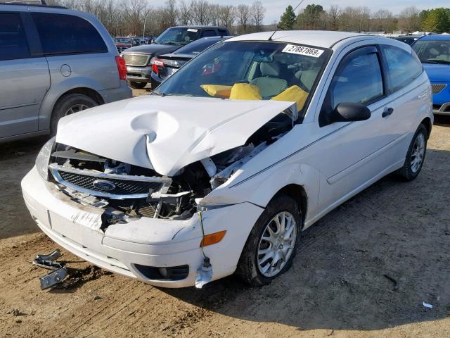 1FAFP31N27W295195 - 2007 FORD FOCUS ZX3 WHITE photo 2