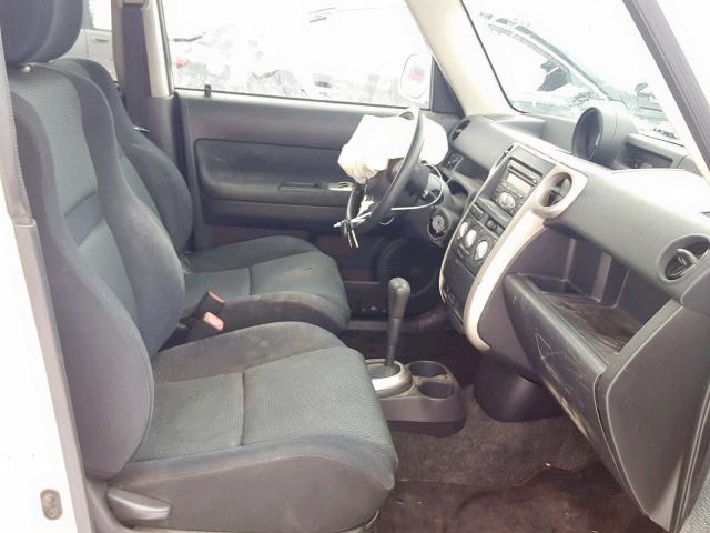 JTLKT324264065813 - 2006 TOYOTA SCION XB WHITE photo 5