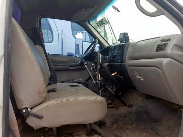 3FDNF65A8YMA82797 - 2000 FORD F650 SUPER WHITE photo 5