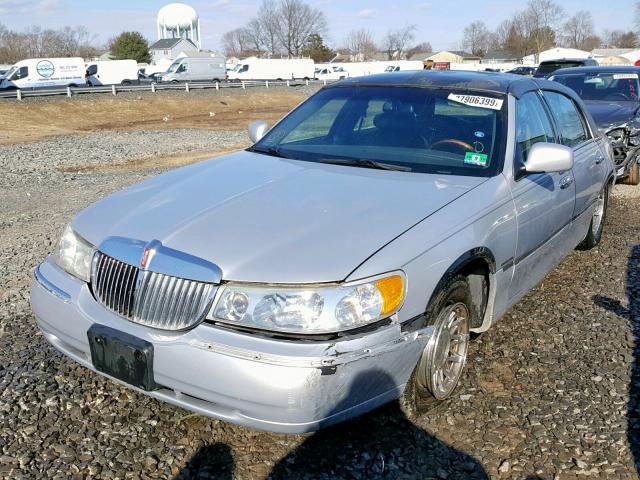 1LNHM82W91Y710195 - 2001 LINCOLN TOWN CAR S SILVER photo 2