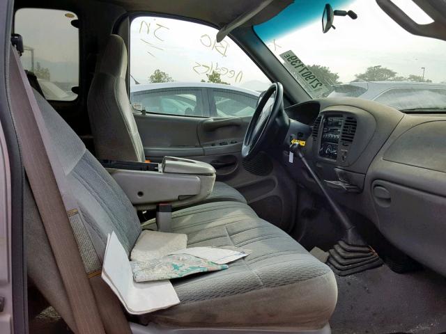 1FTZX1721WKB37798 - 1998 FORD F150 GRAY photo 5