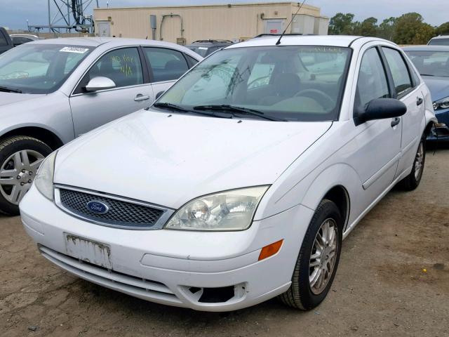 1FAFP34N15W115004 - 2005 FORD FOCUS ZX4 WHITE photo 2