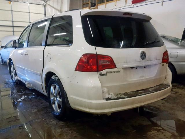 2V4RW3DG5BR626172 - 2011 VOLKSWAGEN ROUTAN SE WHITE photo 3