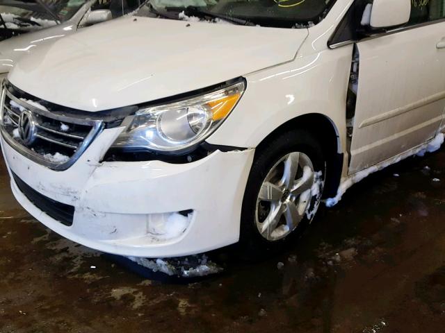 2V4RW3DG5BR626172 - 2011 VOLKSWAGEN ROUTAN SE WHITE photo 9