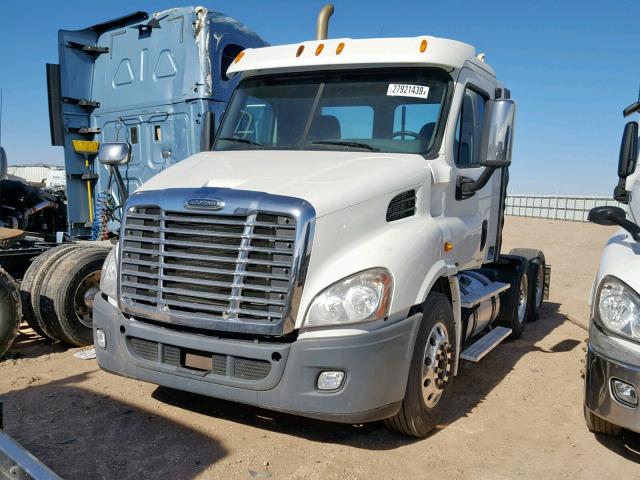 1FUJGBDV0CLBD8617 - 2012 FREIGHTLINER CASCADIA 1 WHITE photo 2