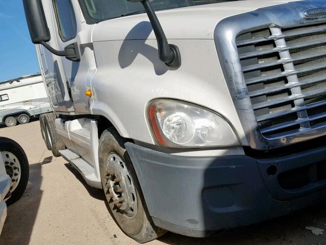 1FUJGLDR4ASAV2484 - 2010 FREIGHTLINER CASCADIA 1 WHITE photo 9