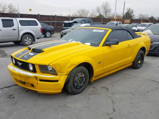 1ZVHT85HX55234029 - 2005 FORD MUSTANG GT YELLOW photo 2