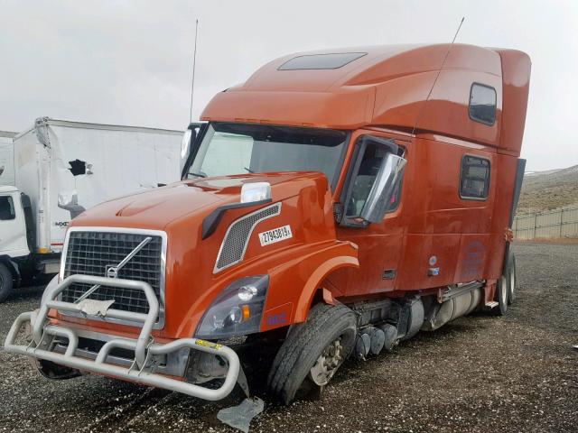 4V4NC9EJ2GN960909 - 2016 VOLVO VN VNL ORANGE photo 2