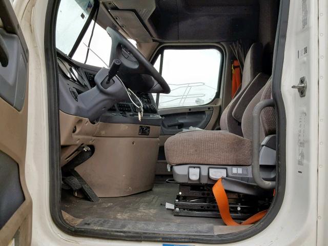 3AKJGLDV6HDHY9146 - 2017 FREIGHTLINER CASCADIA 1 WHITE photo 5