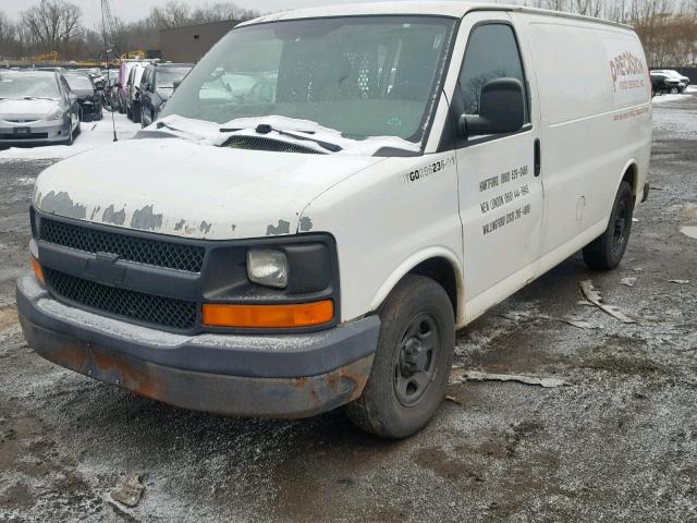 1GCFG15T951167781 - 2005 CHEVROLET EXPRESS G1 WHITE photo 2