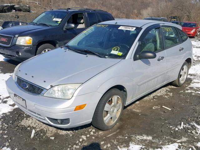 1FAHP37N77W129190 - 2007 FORD FOCUS ZX5 SILVER photo 2