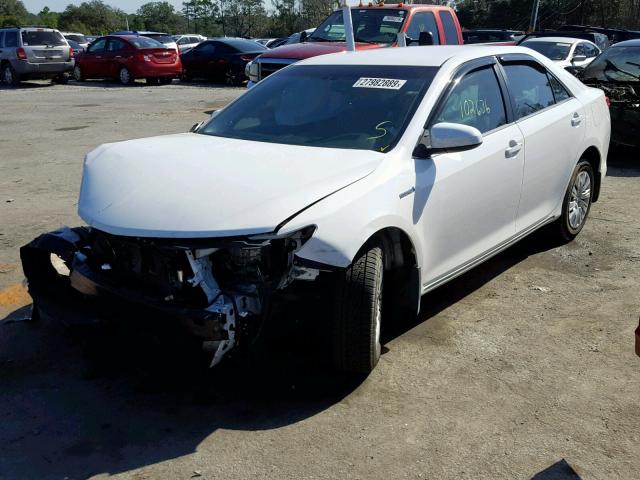 4T1BD1FK1CU018043 - 2012 TOYOTA CAMRY HYBR WHITE photo 2