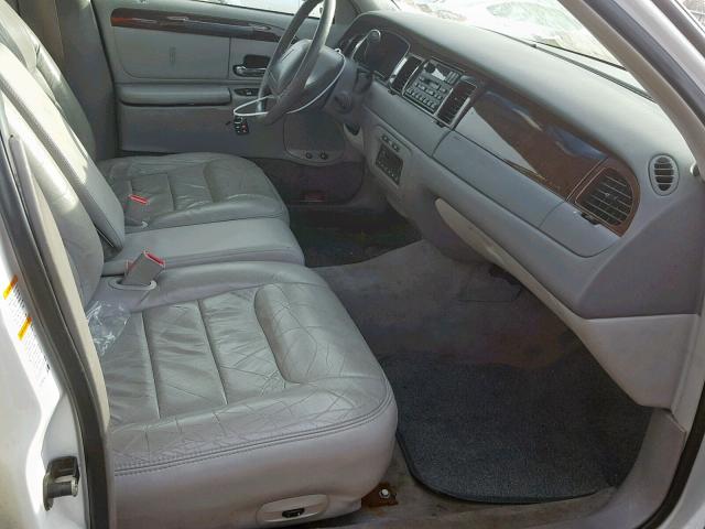 1LNHM82W1YY888564 - 2000 LINCOLN TOWN CAR S WHITE photo 5