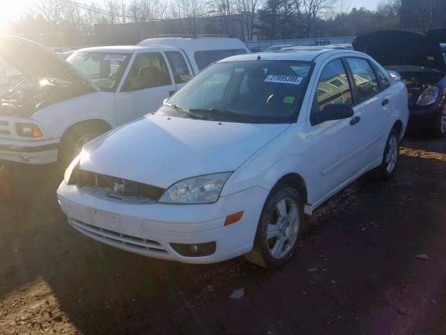 1FAFP34N16W195597 - 2006 FORD FOCUS ZX4 WHITE photo 2