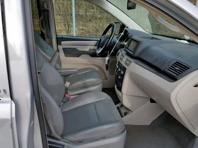 2C4RVABG8CR240822 - 2012 VOLKSWAGEN ROUTAN SE SILVER photo 5