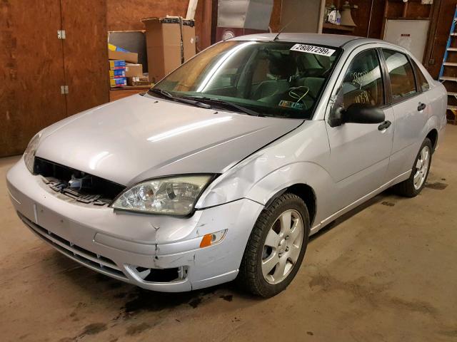 1FAHP34N77W157981 - 2007 FORD FOCUS ZX4 SILVER photo 2