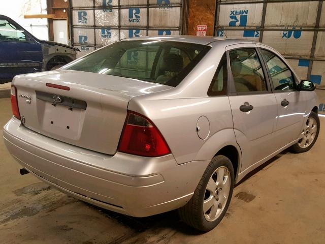 1FAHP34N77W157981 - 2007 FORD FOCUS ZX4 SILVER photo 4