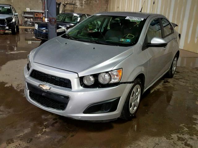 1G1JA5SH0E4184835 - 2014 CHEVROLET SONIC LS ვერცხლისფერი ფოტო 2