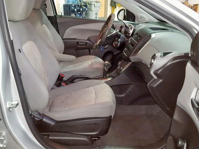 1G1JA5SH0E4184835 - 2014 CHEVROLET SONIC LS ვერცხლისფერი ფოტო 5