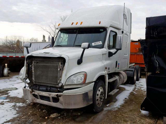 1FUJGLDV3CLBL4913 - 2012 FREIGHTLINER CASCADIA 1 WHITE photo 2