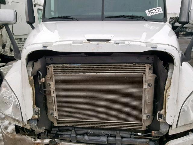 1FUJGLDV3CLBL4913 - 2012 FREIGHTLINER CASCADIA 1 WHITE photo 7