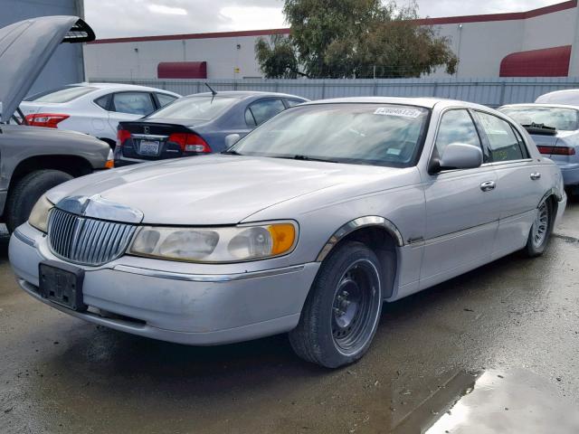 1LNFM83WXXY607270 - 1999 LINCOLN TOWN CAR C SILVER photo 2