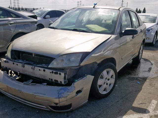 1FAFP34N07W106409 - 2007 FORD FOCUS ZX4 GOLD photo 2