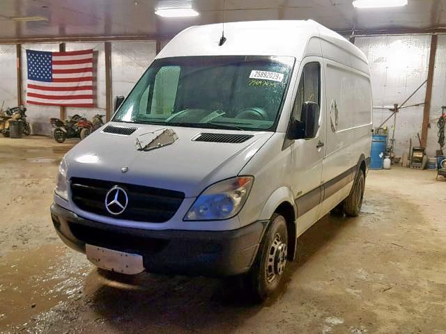 WD3PF3CC2A5446704 - 2010 MERCEDES-BENZ SPRINTER 3 WHITE photo 2