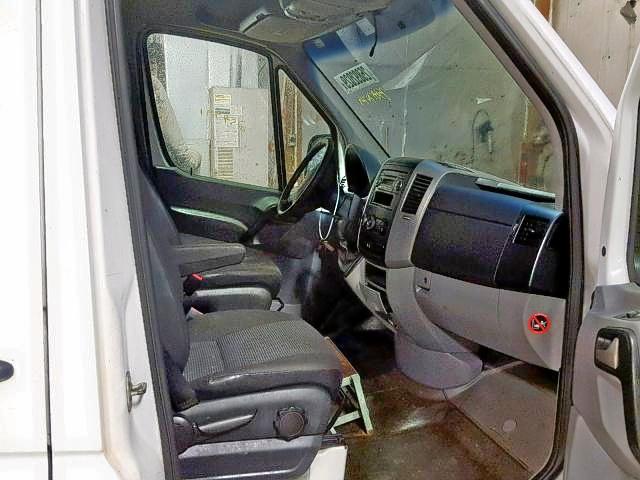 WD3PF3CC2A5446704 - 2010 MERCEDES-BENZ SPRINTER 3 WHITE photo 5