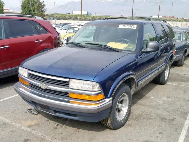 1GNCS13W8W2267257 - 1998 CHEVROLET BLAZER BLUE photo 2