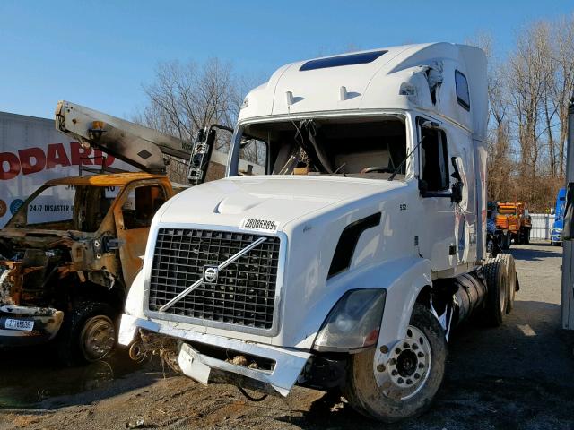 4V4NC9EH5CN555876 - 2012 VOLVO VN VNL WHITE photo 2