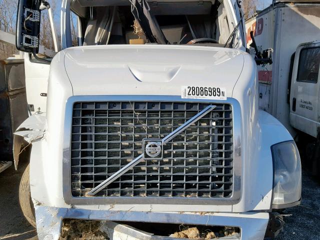 4V4NC9EH5CN555876 - 2012 VOLVO VN VNL WHITE photo 7