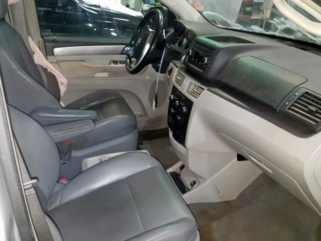 2V4RW3DG1BR706200 - 2011 VOLKSWAGEN ROUTAN SE SILVER photo 5