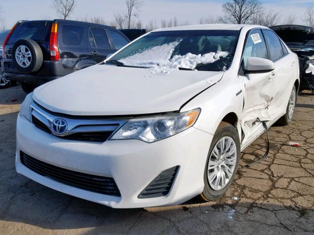 4T1BD1FK1EU110546 - 2014 TOYOTA CAMRY HYBR WHITE photo 2