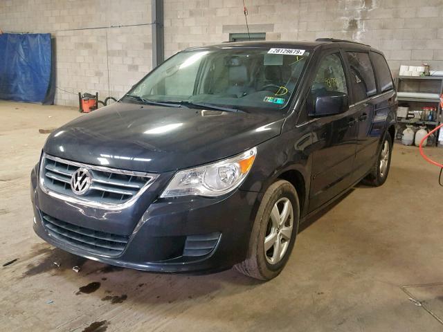 2V4RW3DGXBR717731 - 2011 VOLKSWAGEN ROUTAN SE CHARCOAL photo 2