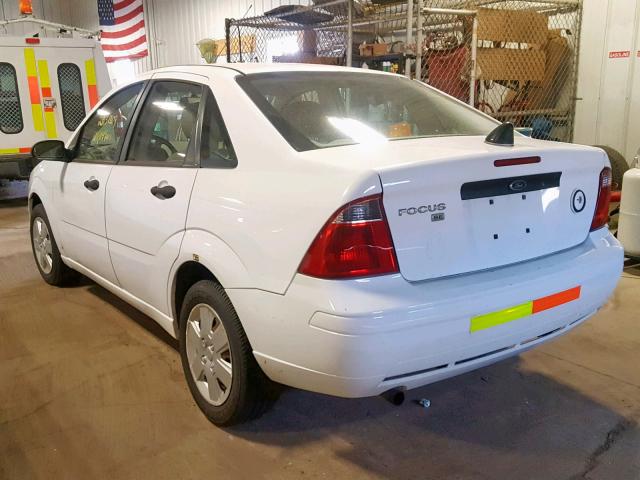 1FAHP34N97W323224 - 2007 FORD FOCUS ZX4 WHITE photo 3