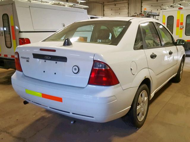 1FAHP34N97W323224 - 2007 FORD FOCUS ZX4 WHITE photo 4