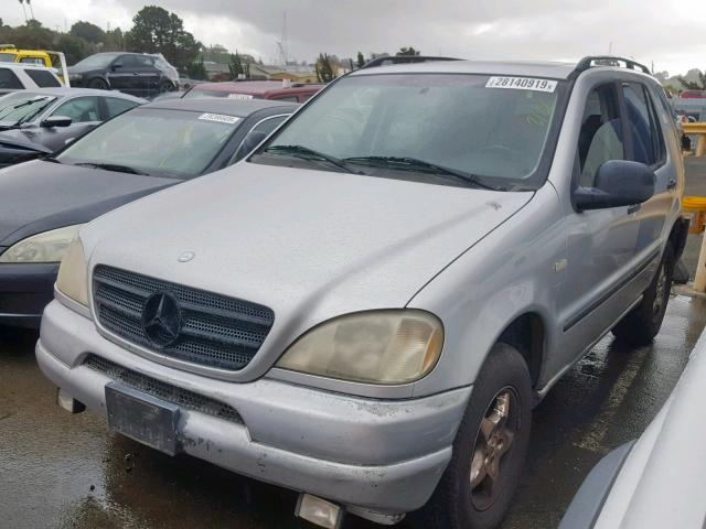 4JGAB54E6XA134822 - 1999 MERCEDES-BENZ ML 320 SILVER photo 2