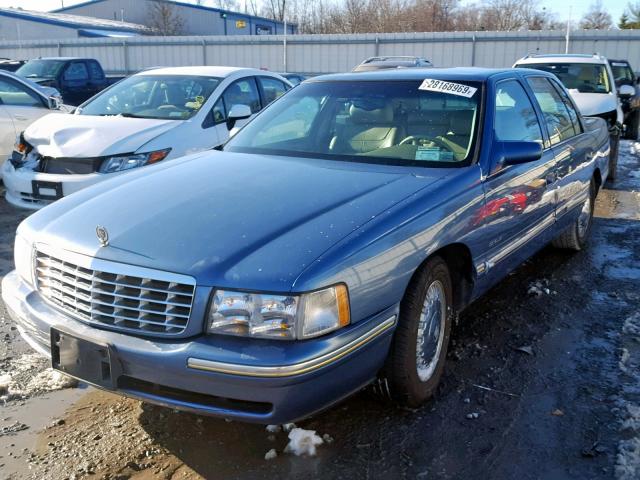 1G6KE54Y8WU733781 - 1998 CADILLAC DEVILLE DE BLUE photo 2