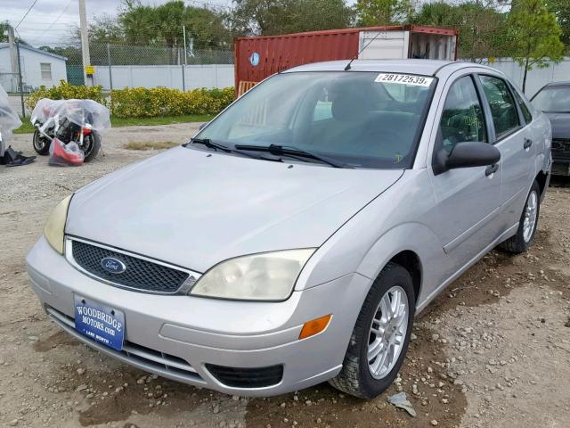 1FAFP34NX7W269231 - 2007 FORD FOCUS ZX4 SILVER photo 2