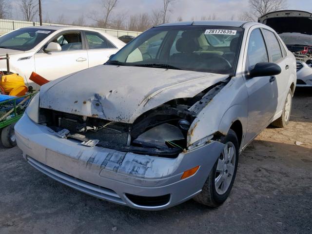 1FAHP34N97W188147 - 2007 FORD FOCUS ZX4 SILVER photo 2