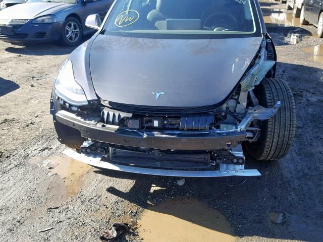 5YJ3E1EB4JF132275 - 2018 TESLA MODEL 3 GRAY photo 9