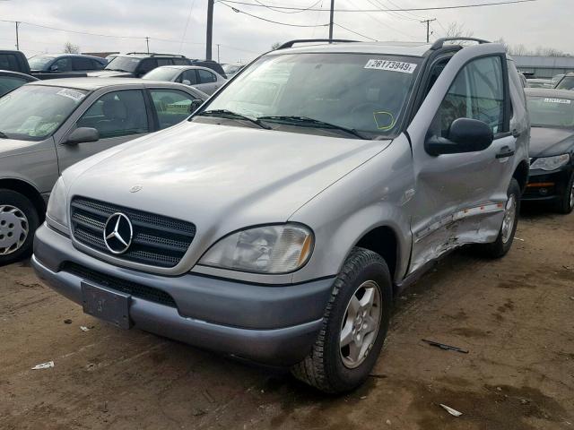 4JGAB54E2XA069824 - 1999 MERCEDES-BENZ ML 320 SILVER photo 2