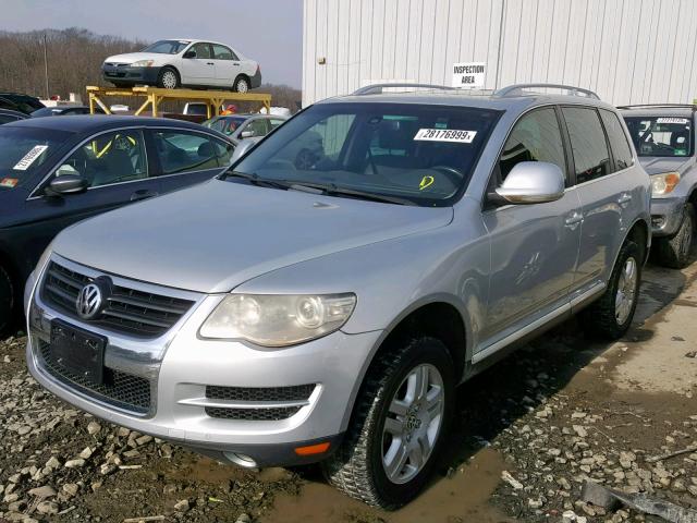 WVGFK7A93AD000252 - 2010 VOLKSWAGEN TOUAREG TD SILVER photo 2