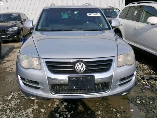 WVGFK7A93AD000252 - 2010 VOLKSWAGEN TOUAREG TD SILVER photo 9